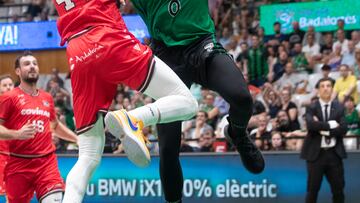 BADALONA (BARCELONA), 28/09/2023.- El ala pívot estadounidense del Joventut Badalona, Deshaun Thomas (d) lanza a canasta ante el alero alemán del Coviran Granada, David Kramer en el partido de la segunda jornada de la Liga Endesa de baloncesto que se disputa este jueves en el Olimpic de Badalona. EFE/Marta Pérez