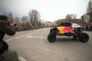 La ganadora del Rally Dakar 2024, Cristina Gutiérrez, realiza un circuito urbano por las calles de Burgos.