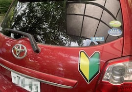 Ojo con esta curiosa pegatina presente en coches y aparcamientos: advierte de algo muy importante