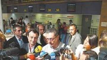 <b>EXPECTACIÓN EN LA DESPEDIDA. </b>Alberto Ruiz-Gallardón y Manuel Cobo , rodeados de periodistas en el aeropuerto de Barajas antes de viajar con destino a Singapur.