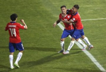 CA198. SANTIAGO DE CHILE (CHILE), 19/06/2015.- El centrocampista chileno Charles Aranguiz (c) celebra su gol, tercero del equipo, con sus compañeros, durante el partido Chile-Bolivia, del Grupo A de la Copa América de Chile 2015, en el Estadio Nacional Julio Martínez Prádanos de Santiago de Chile, Chile, hoy 19 de junio de 2015. EFE/Paolo Aguilar