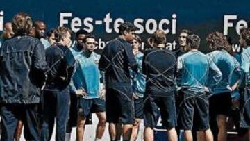 <b>CHARLA. </b>Frank Rijkaard se dirige a sus jugadores antes de que comience el entrenamiento de ayer.