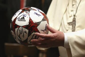 La pelota en las manos del Papa Francisco.