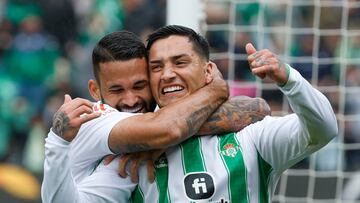 SEVILLA, 25/02/2024.- El delantero argentino del Betis Chimy Ávila (d) celebra el primer gol de su equipo durante el partido de la Jornada 26 de LaLiga que Betis y Athletic disputan este domino en el estadio Benito Villamarín. EFE/ Julio Muñoz
