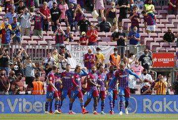 Piña del Barcelona tras el gol de Sergi Roberto.