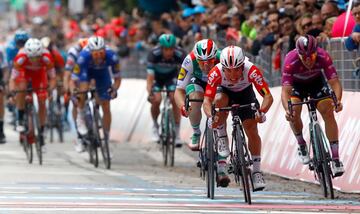 El ciclista australiano Caleb Ewan gana al esprint la octava etapa de la ronda italiana de 239 km entre las localidades de Tortoreto Lido y Pesaro.