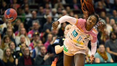 Danila So Delgado lanza a portería frente a Alemania en el reciente Mundial de balonmano femenino.