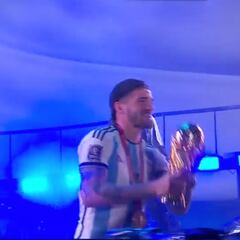 De Paul la lía en el concierto de Tini: se cuela por sorpresa y hace esto con la Copa del Mundo