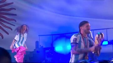 De Paul la lía en el concierto de Tini: se cuela por sorpresa y hace esto con la Copa del Mundo