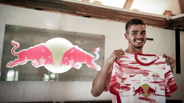 André Silva posa con la camiseta del Leipzig.