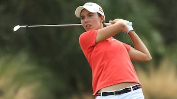 Carlota Ciganda golpea una bola durante el LPGA CME Group Tour Championship en el Tiburon Golf Club de Naples, Florida.