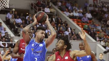 GRAF6426. ZARAGOZA, 08/05/2019.- El pívot de San Pablo Burgos Augusto Lima (i) juega una pelota ante Stan Okoye, del Tecnyconta Zaragoza, durante el partido de la Liga ACB disputado este miércoles en el Pabellón Príncipe Felipe de la capital aragonesa. EFE/Javier Cebollada