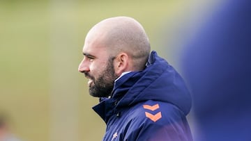 El técnico Claudio Giráldez, durante un entrenamiento del Celta.