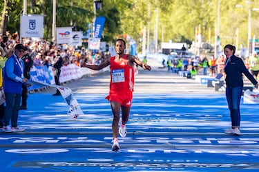 El corredor etíope Derara Hurisa se ha proclamado campeón de la Zurich Rock ‘n’ Roll Running Series.