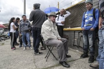 Hinchas hacen fila y esperan conseguir una boleta para el juego Colombia-Argentina.