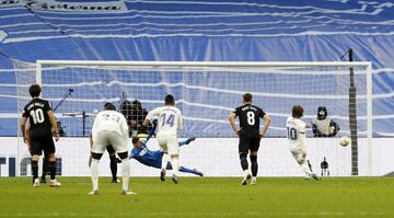 Modric marca de penalti el 1-2 para el Real Madrid.