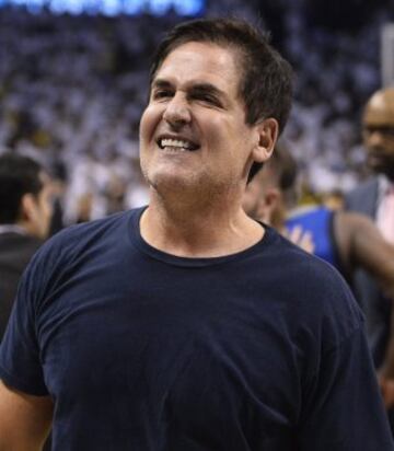 Mark Cuban, propietario de los Dallas Mavericks celebra la victoria.