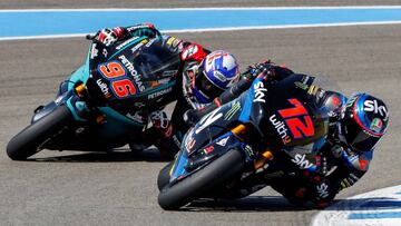 GRAFAND848. JEREZ DE LA FRONTERA (CÁDIZ), 25/07/2020.- El piloto italiano de Moto2 Marco Bezzecchi (SKY Racing Team VR46), seguido del británico Jake Dixon (Petronas Sprinta Racing), durante el segundo día de entrenamientos libres del Gran Premio Red Bull de Andalucía que se disputa este fin de semana a puerta cerrada en el Circuito de Jerez-Ángel Nieto. EFE/ Román Ríos