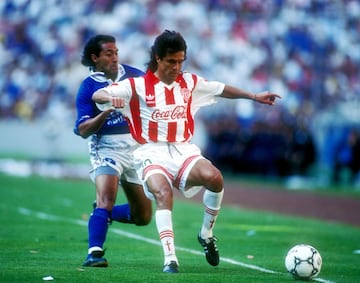 Efraín 'Cuchillo' Herrera, todo entrega y garra. Se le recuerda 'secando' a Julio Zamora (imagen) en la final de la 93-94 ante Cruz Azul.