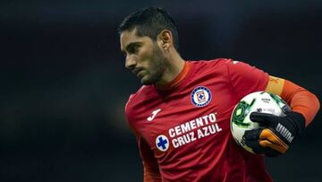 Jesús Corona durante un partido de Cruz Azul