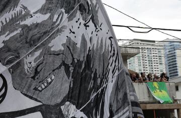 La hermana de Pel¨¦, Mar¨ªa Luc¨ªa Nascimento, familiares y amigos se despidieron de la leyenda del f¨²tbol brasile?o Pel¨¦ mientras el ata¨²d es transportado por el departamento de bomberos y pasa frente a la casa de su madre Celeste Arantes.