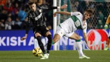 Castillejo pelea con Pasalic por un bal&oacute;n.