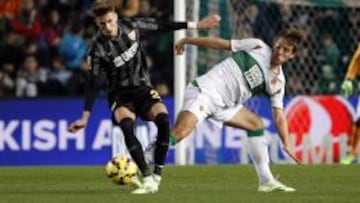 Castillejo pelea con Pasalic por un balón.