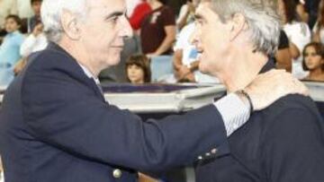 <b>SATISFECHO. </b> Pellegrini saluda al entrenador de la Liga de Quito.