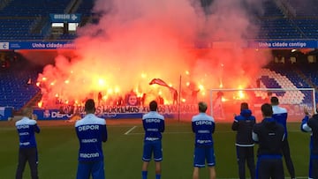 El recibimiento de los Riazor Blues a los jugadores del Deportivo.