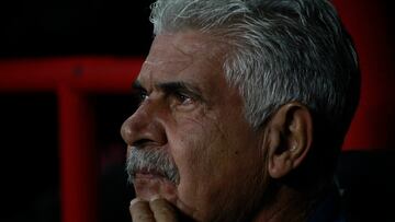 MEX341. TIJUANA (MÉXICO), 14/07/2023.- El director técnico del equipo Cruz Azul reacciona hoy, durante un juego por la jornada 3 del torneo Apertura 2023 de la Liga MX entre Tijuana y Cruz Azul, en el estadio  Caliente, en Tijuana (México). EFE/ Alejandro Zepeda
