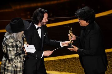 Diane Keaton and Keanu Reeves entregan el premo a Bong Joon-ho por 'Parásitos' (Corea del Sur).