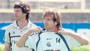 <b>PROBLEMAS. </b>Bakero no encuentra hombres para la banda izquierda y Rekarte no anda nada fino.