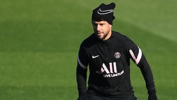 El defensa de España del Paris Saint-Germain, Juan Bernat, juega el balón durante una sesión de entrenamiento en el campo de entrenamiento del club de fútbol Camp des Loges Paris Saint-Germain en Saint-Germain-en-Laye el 14 de octubre de 2021.