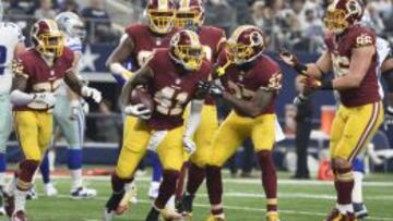 Los Redskins celebran una intercepción de los Redskins.
