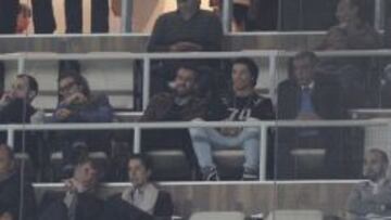 EN EL PALCO. Cristiano presenció ayer la victoria blanca en su palco del Bernabéu junto al seleccionador portugués, Fernando Santos (derecha).