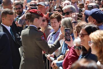 La Princesa Leonor saluda a los ciudadanos a su llegada a La Seo del Salvador de Zaragoza.