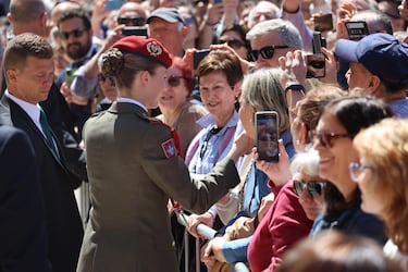 La Princesa Leonor saluda a los ciudadanos a su llegada a La Seo del Salvador de Zaragoza.
