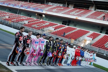 Los veinte pilotos de las diez escuderías presentes en los test de pretemporada de Barcelona posaron para la tradicional foto de familia. Por delante, largas jornadas de entrenamientos para poner los coches de 2020 a
punto antes de que comience la batalla el próximo 15 de marzo en el circuito semiurbano de Melbourne.