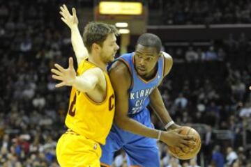 Kevin Durant defendido por Matthew Dellavedova.