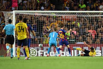 Barcelona 1-1 Arsenal | No se entendieron Maitland-Niles y Leno y el balón acabó dentro de la porteria del conjunto inglés. 