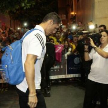 CÁLIDA Bienvenida. El Madrid fue recibido por unos 300 madridistas en el hotel Castellón Center.