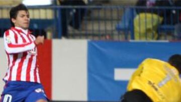 Reyes y Agüero conectan al Atlético