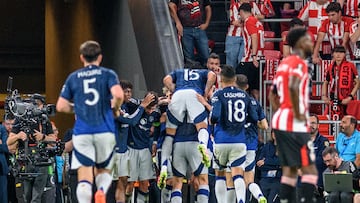 BILBAO, 01/05/2025.- Los jugadores del Manchester United celebran el tercer gol de su equipo durante el partido de ida de las semifinales de la Liga Europa que Athletic Club y Manchester United disputan este jueves en el estadio de San Mamés, en Bilbao. EFE/Javier Zorrilla.