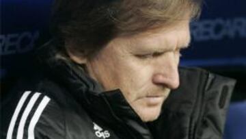 ¿RESIGNADO? El entrenador del Madrid permaneció impasible en el banquillo del Bernabéu durante todo el encuentro ante el Real Unión.