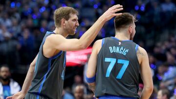 DALLAS, TEXAS - JANUARY 16: Dirk Nowitzki #41 of the Dallas Mavericks celebrates with Luka Doncic #77 of the Dallas Mavericks in the first half at American Airlines Center on January 16, 2019 in Dallas, Texas. NOTE TO USER: User expressly acknowledges and agrees that, by downloading and or using this photograph, User is consenting to the terms and conditions of the Getty Images License Agreement. (Photo by Tom Pennington/Getty Images)
 PUBLICADA 02/02/19 NA MA31 2COL