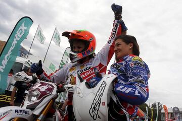 Esta temporada fue m¨¢s hist¨®rica todav¨ªa para una Laia Sanz, que no solo aprovech¨® la disciplina como preparaci¨®n al Dakar, sino que adem¨¢s brill¨® con su primera conquista. El t¨ªtulo en el Mundial de Enduro femenino form¨® parte de un triplete donde adem¨¢s conquisto el triunfo femenino en el Dakar y tambi¨¦n, su duod¨¦cima corona en el Mundial de Trial. Este fue un hito que nadie hasta entonces, ni siquiera en la categor¨ªa masculina, hab¨ªa conseguido hasta la fecha. Su t¨ªtulo de enduro lo logr¨® junto a Gas Gas y enlaz¨® cinco campeonatos consecutivos, hasta que decidi¨® darse una tregua en 2016 para centrarse de lleno en la carrera del desierto.