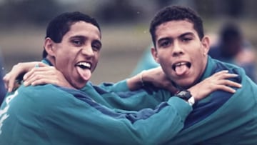 Roberto Carlos y Ronaldo Nazario en un fotograma del documental 'The Phenomenon'.