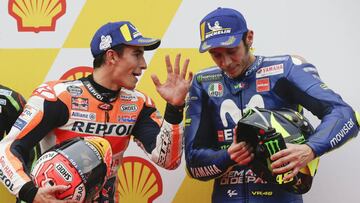 Rossi habla con M&aacute;rquez tras la clasificaci&oacute;n en Malasia. 