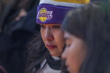 Seguidores de los Los Angeles Lakers y del mundo del baloncesto en general se han reunido en los alrededores del Staples para dar el último adiós a Kobe.