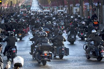 Los motoristas acompañando el cortejo fúnebre de Johnny Hallyway.